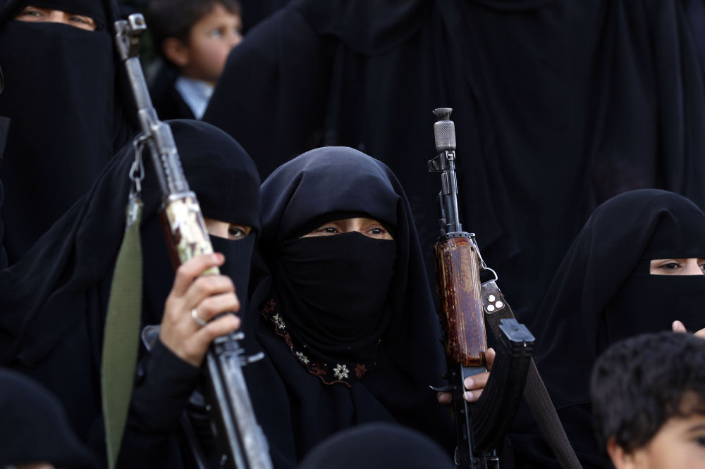 به‌ وێنه‌.. نمايشى سه‌ربازى هێزى ژنانى حوسى ببينه‌